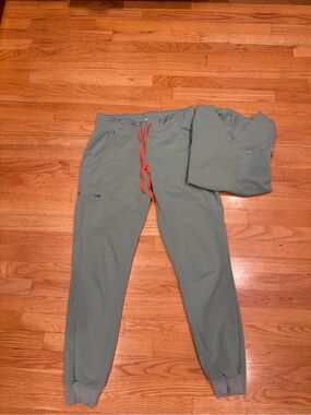 Women’s figs scrub medium tall